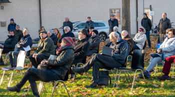 Teilnehmer/innen an der Gedenkveranstaltung